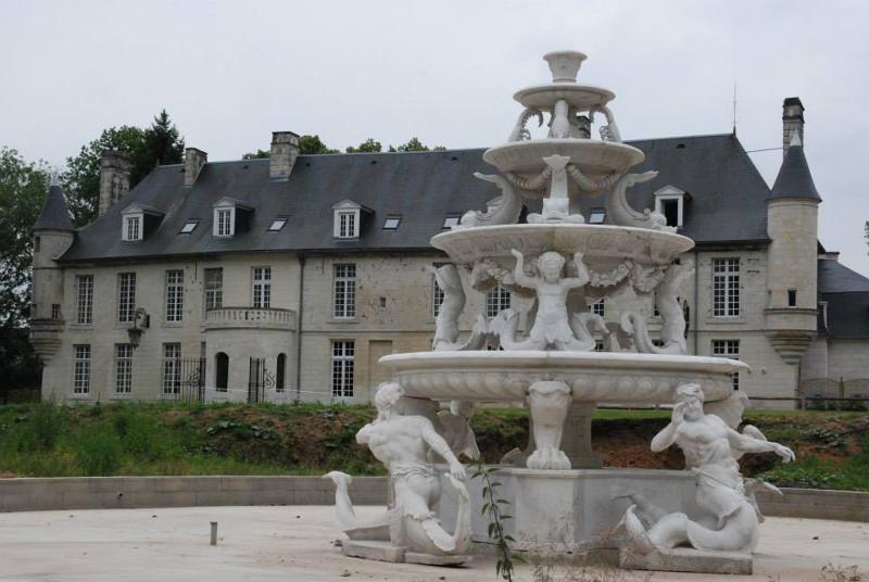 Belle fontaine dans la cour d'un château