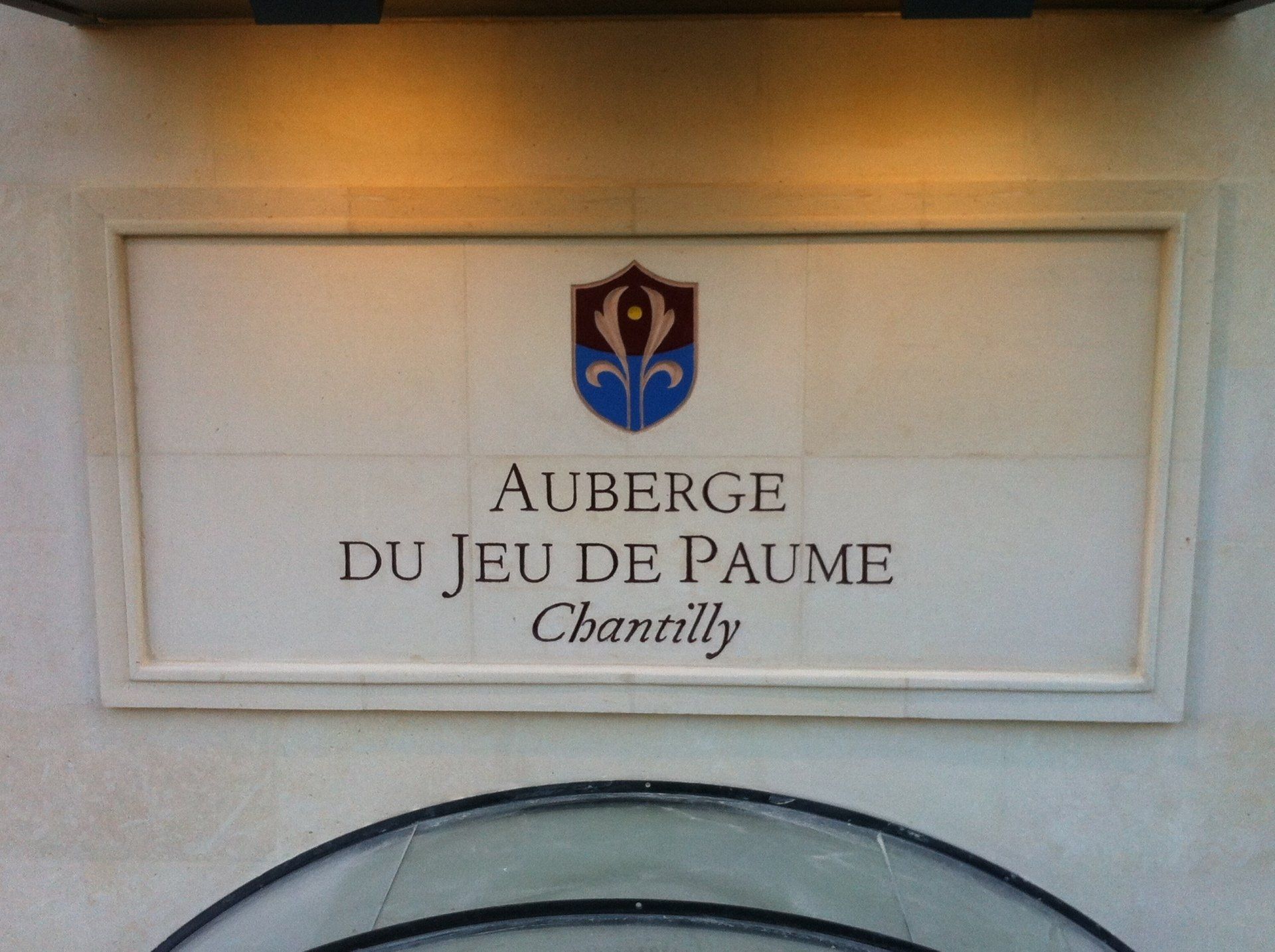 Gravure et blason de l'Auberge du Jeu de Paume Chantilly