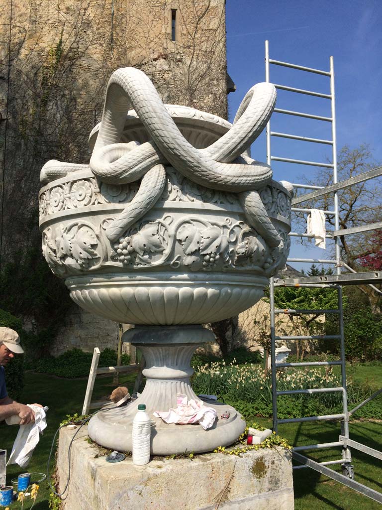 Restauration du vase en marbre avec serpent
