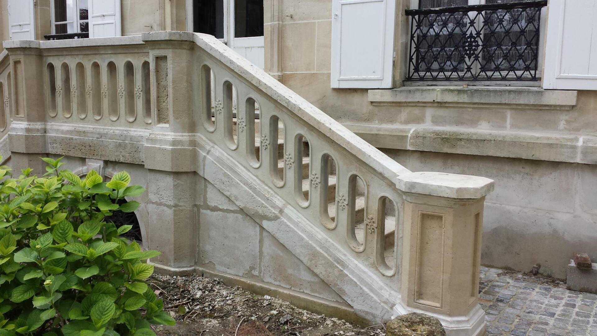 Escalier en pierre naturelle avec garde-corps en métal