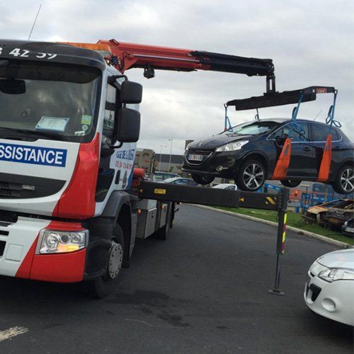Une dépanneuse soulève une voiture accidentée