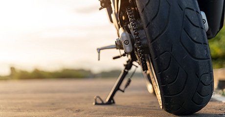 Pneu arrière d'une moto sur sa béquille