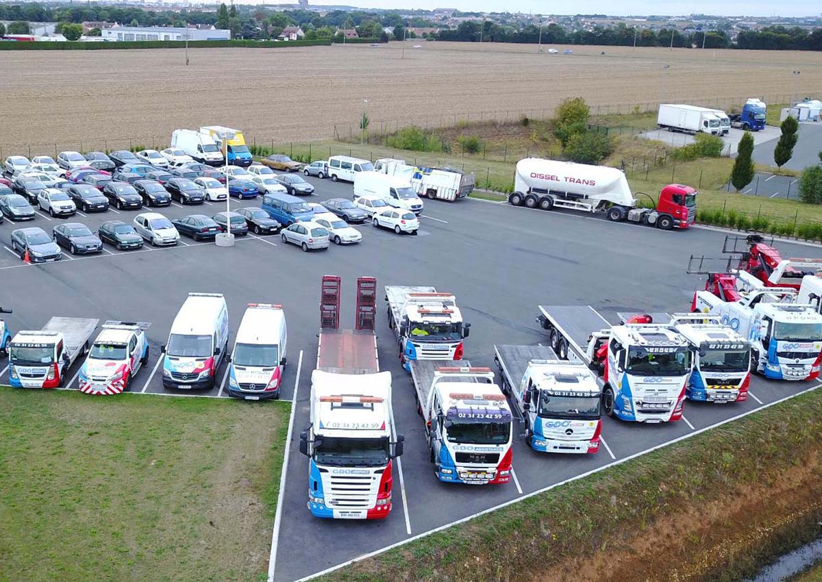 Parking rempli de véhicules de chez GDO