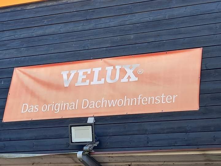 Ein Schild an einem Gebäude mit der Aufschrift „Velux das Original Dachwohnfenster“