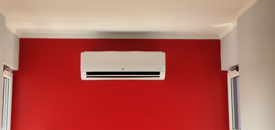 Klimaanlage an roter Wand