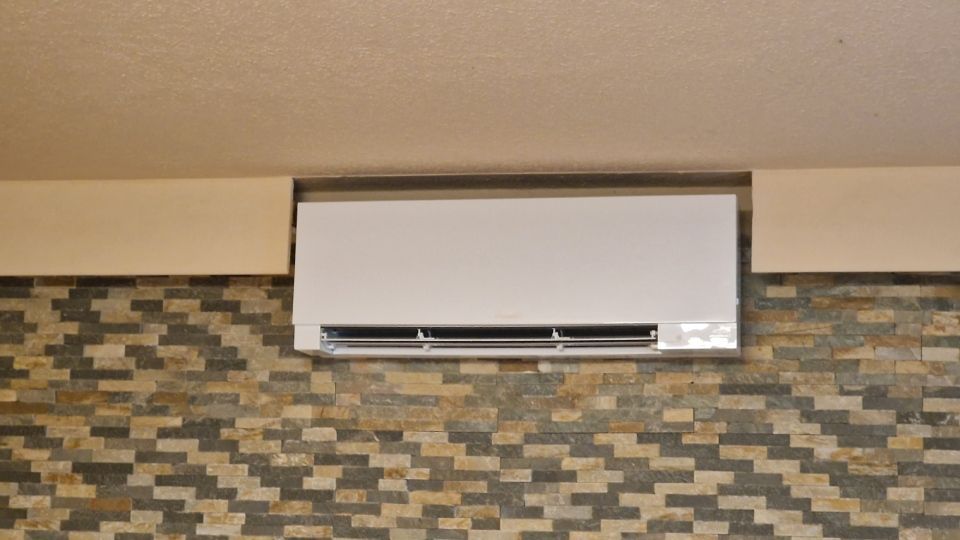 Klimaanlage an gekachelter Wand