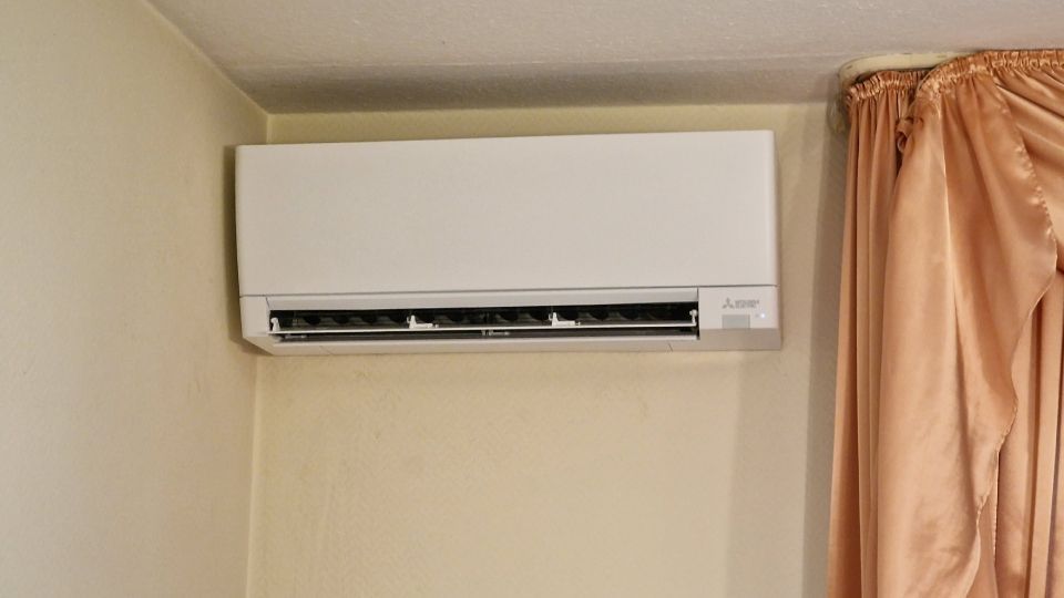 Klimaanlage an weißer Wand