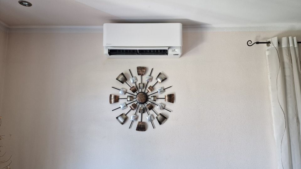 Klimaanlage über Wanduhr