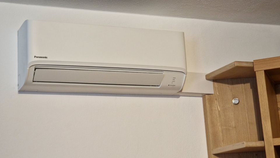 Klimaanlage mit Rohrbedeckung