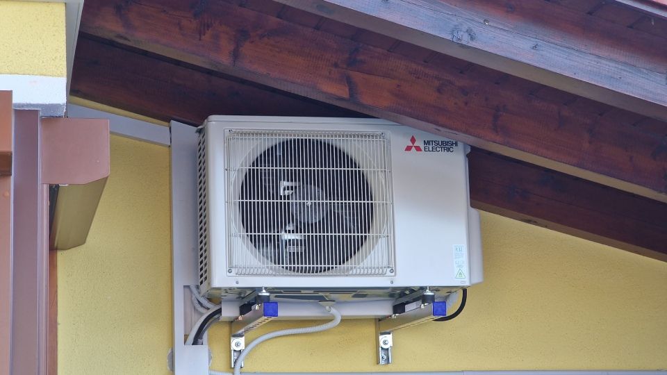 Klimasystem an gelber Außenwand