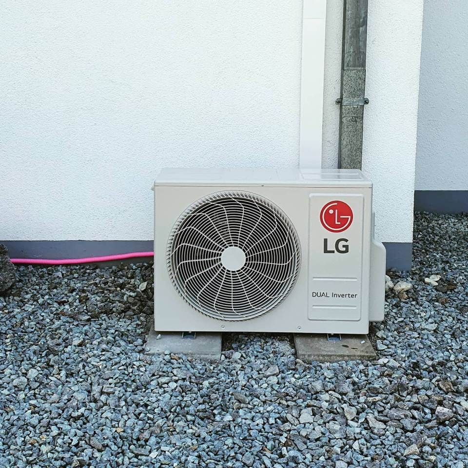 Klimaanlage außen auf Bodem