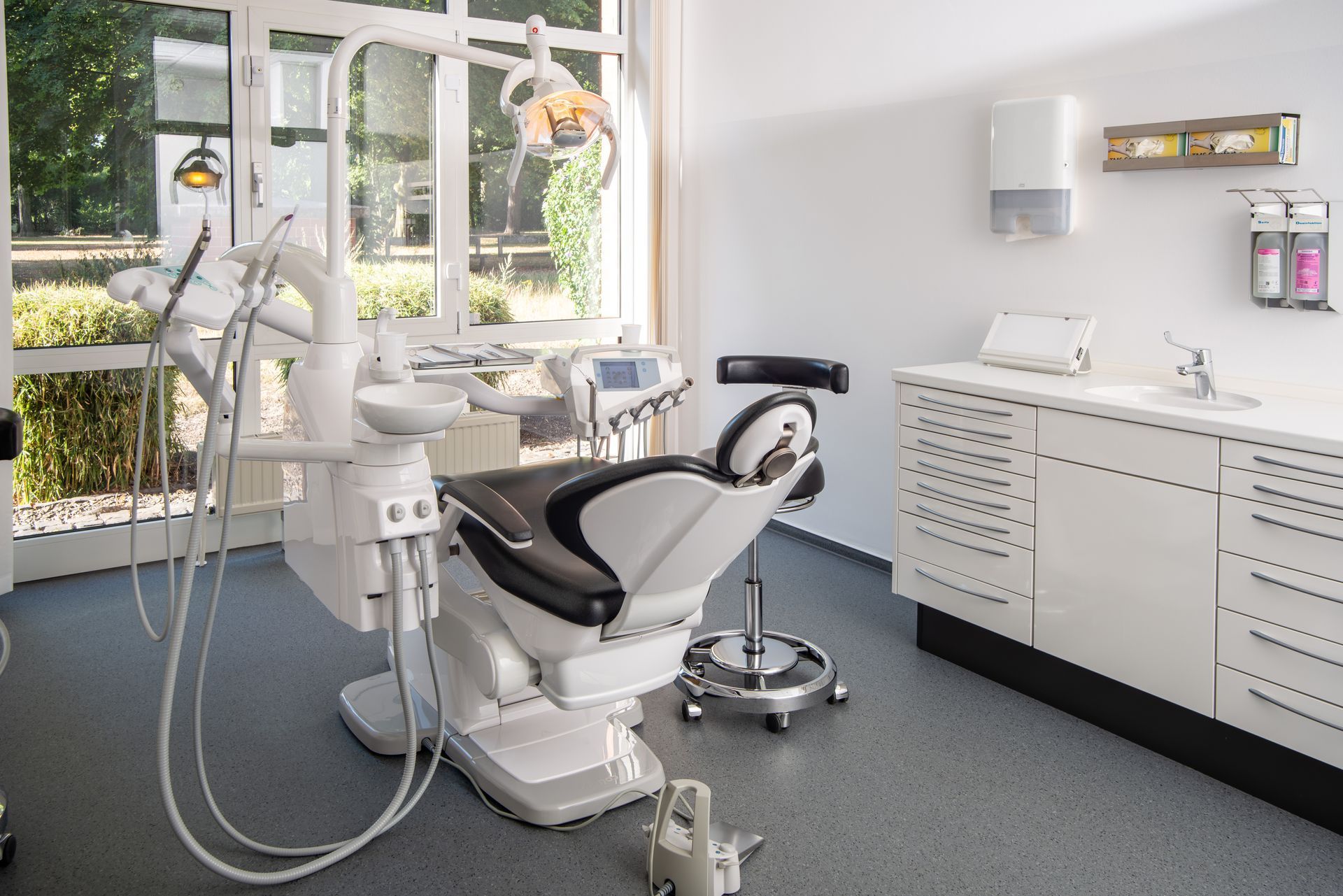 Behandlungsraum der Praxis Dr. Wiesemann mit Zahnarztstuhl und einem Waschbecken