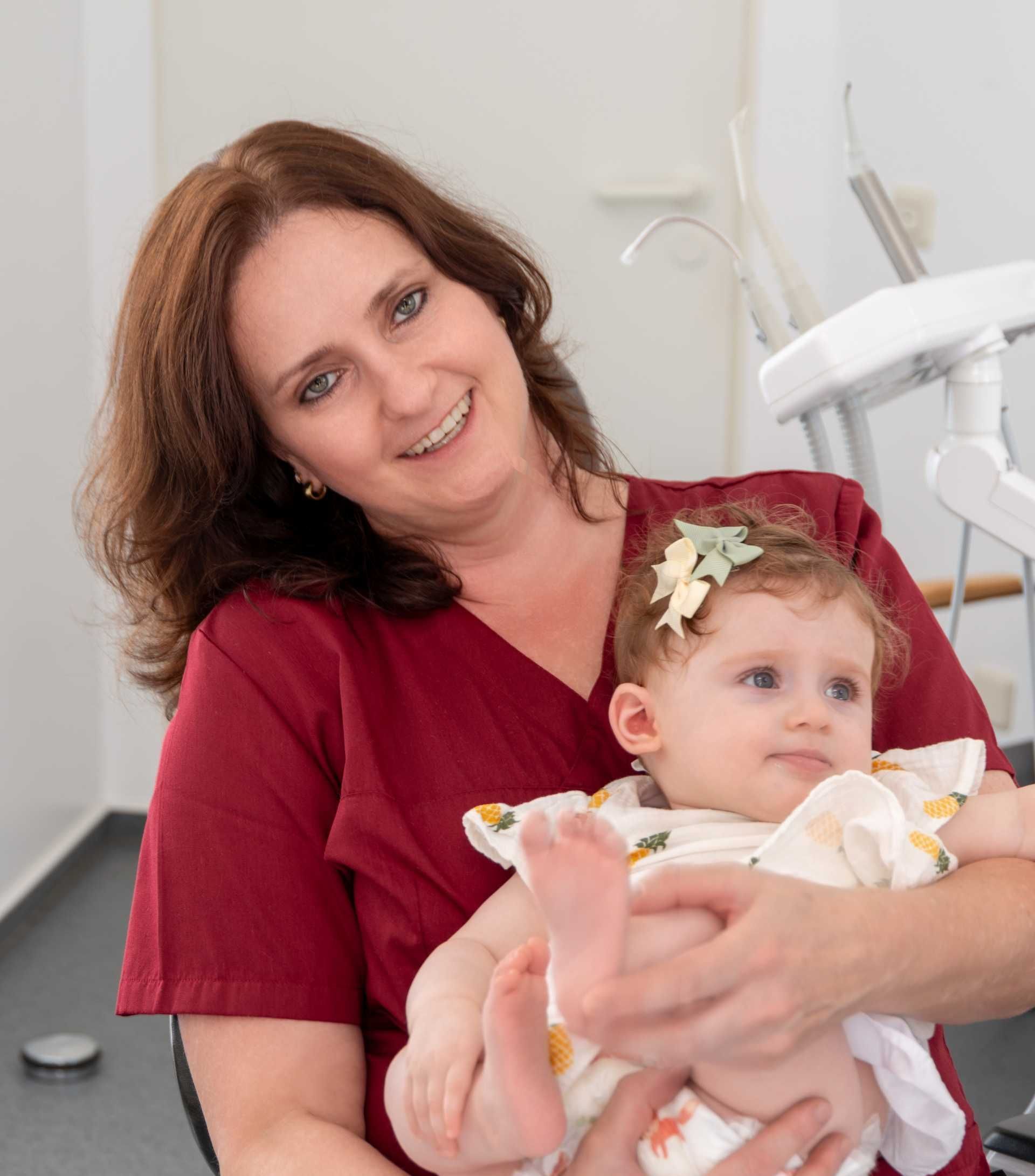 Frau Dr. Wiesemann mit einem kleinen Kind auf dem Arm
