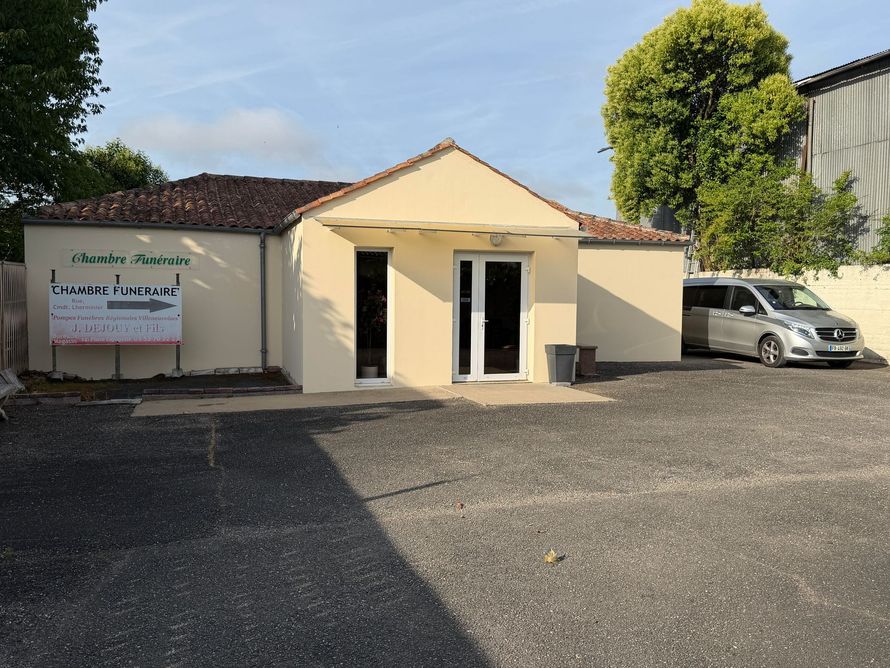Vue ensemble chambre funéraire et véhicule