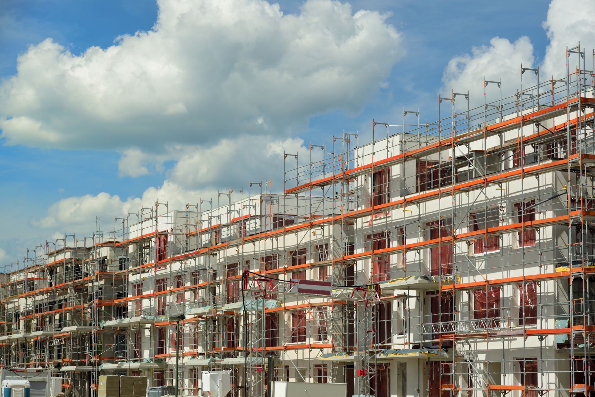 Eine Baustelle mit vielen Maschinen und Gebäuden im Bau.