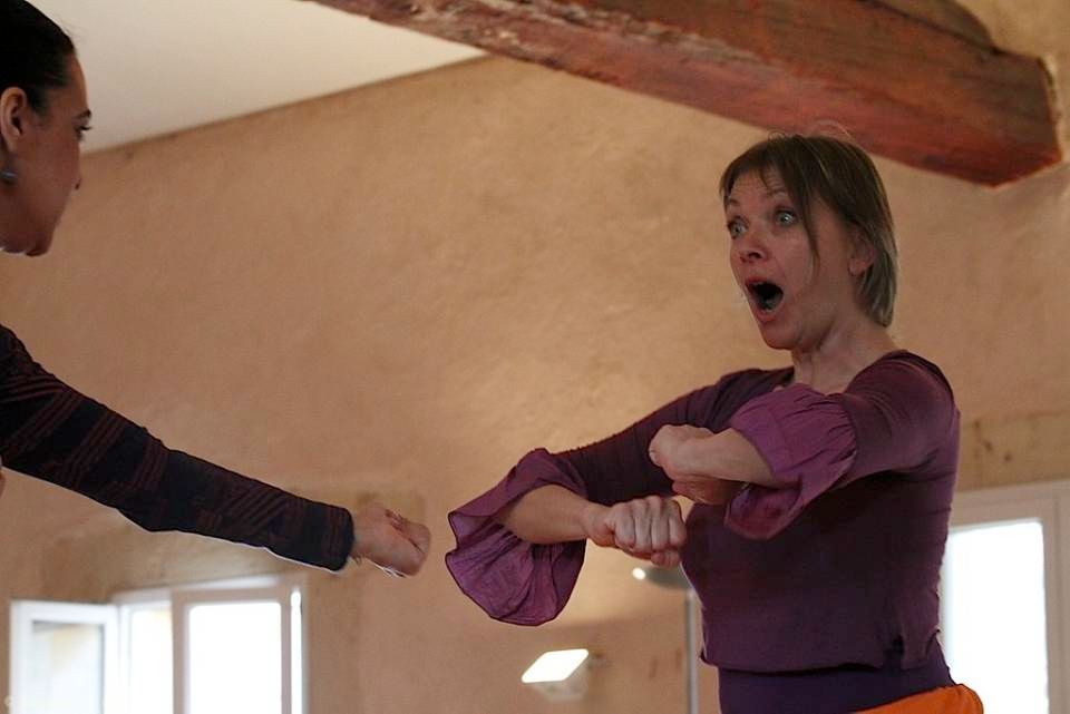 Deux personnes se tendent la main vers l'autre à l'intérieur, l'une d'elles affichant une expression surprise.