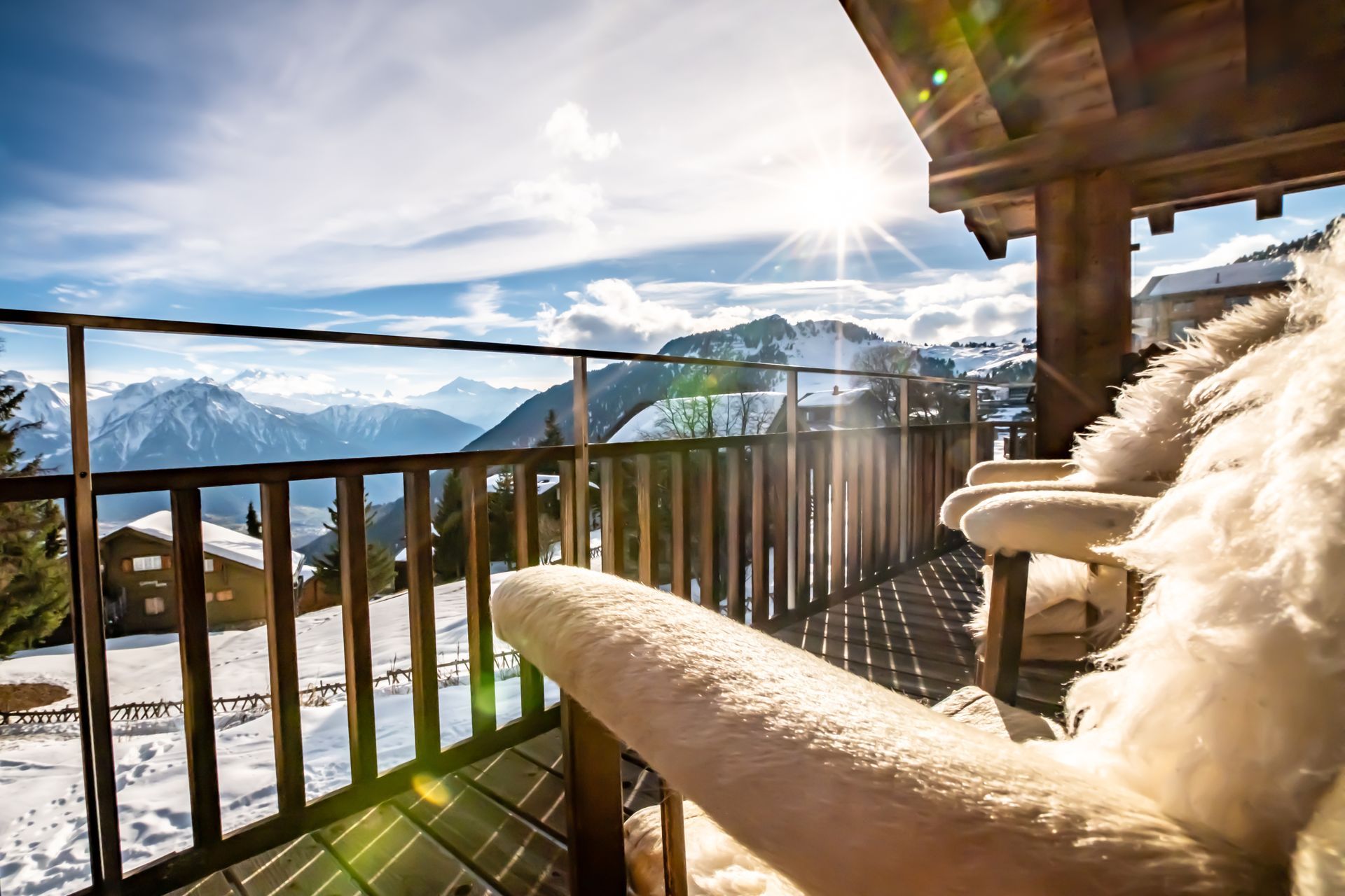 Alpenchalet, Kronleuchter aus Geweihen, Teppich aus Kuhhaut