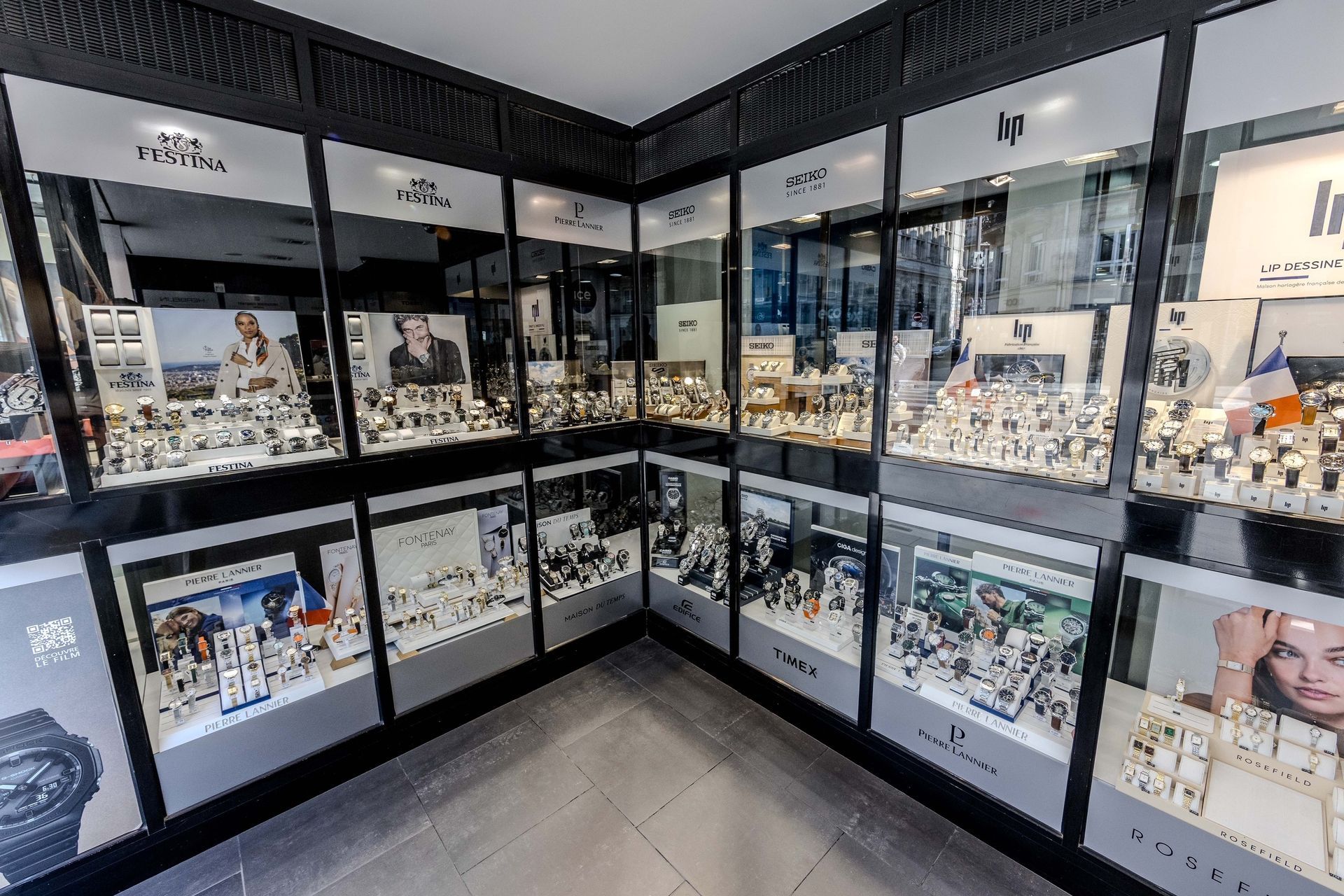 Extérieur d'un magasin de montres avec vitrines, devanture de magasin faisant la publicité de montres de plusieurs marques