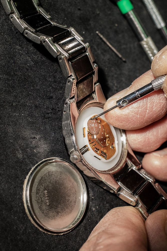 Horloger utilisant un tournevis de précision pour réparer une montre