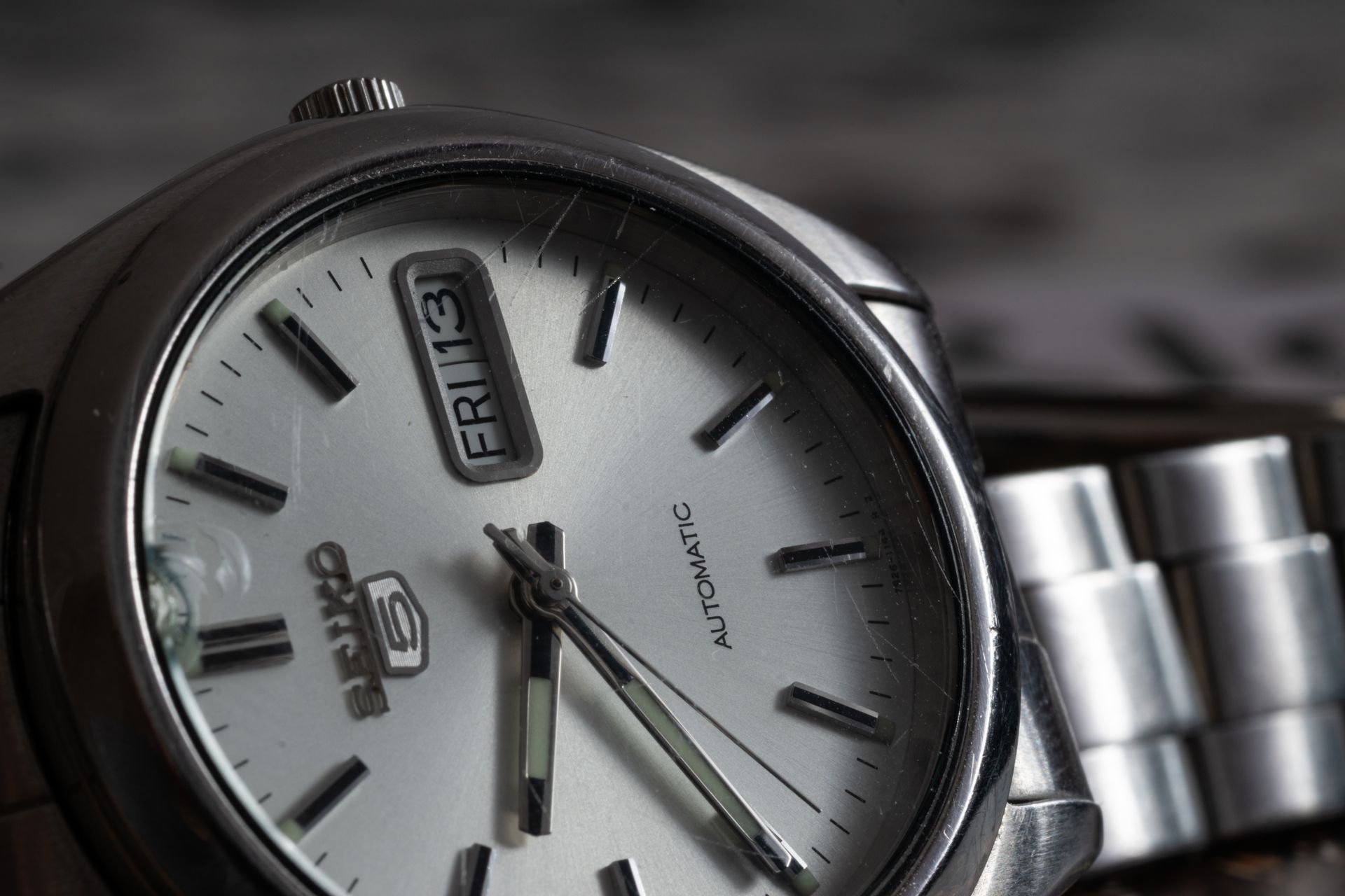 Montre automatique Seiko 5 argentée, gros plan. Date : vendredi 13, bracelet en acier inoxydable.