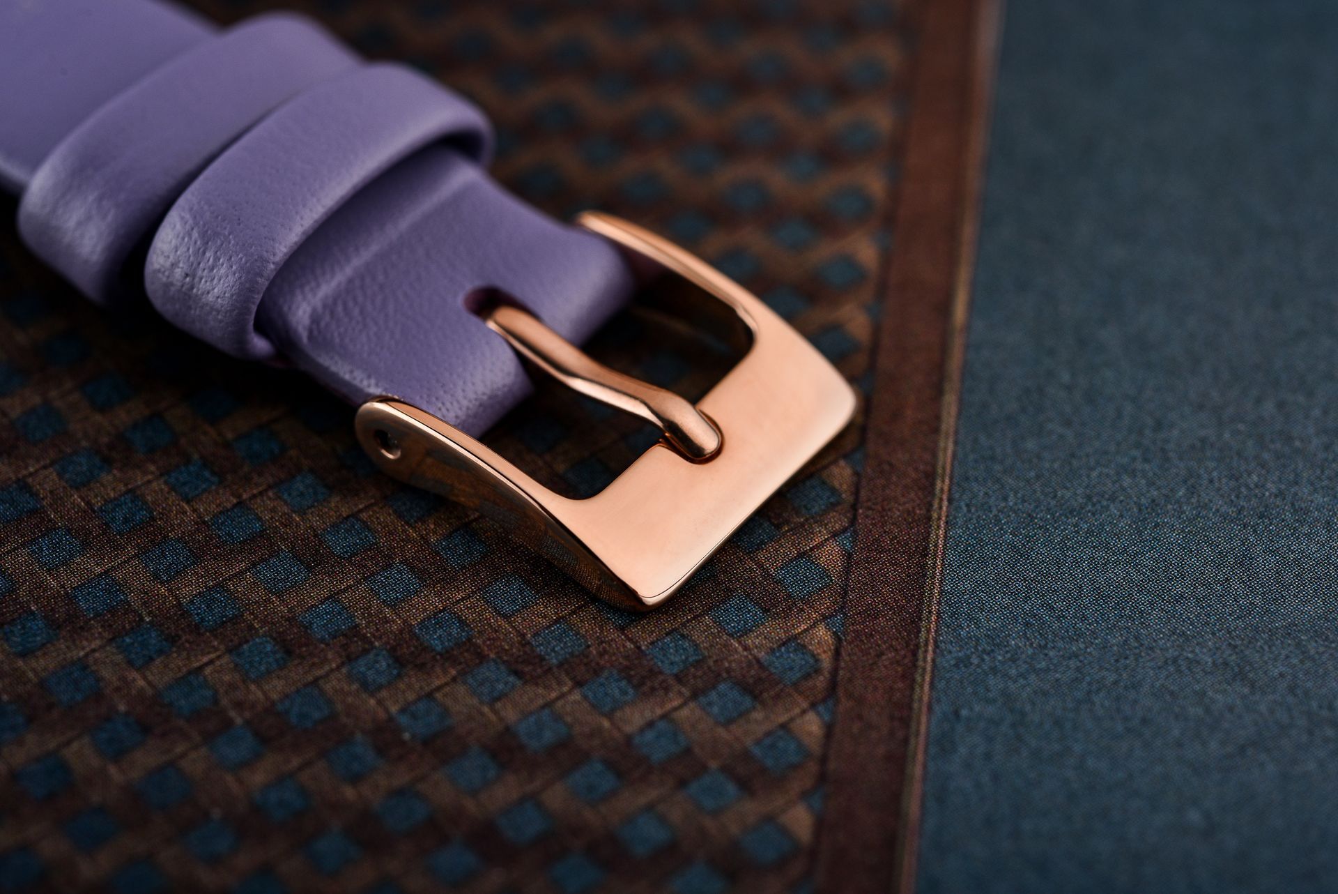 Bracelet de montre lavande avec boucle en or rose.