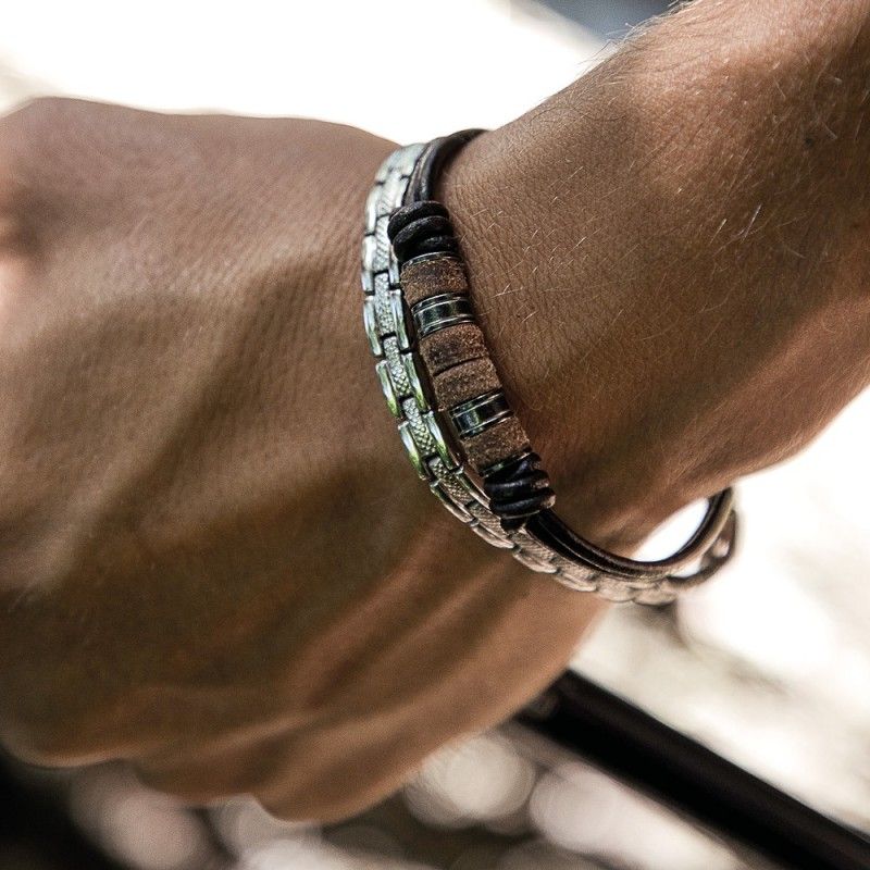 Gros plan du poignet d'un homme avec un élégant bracelet en argent et en cuir.