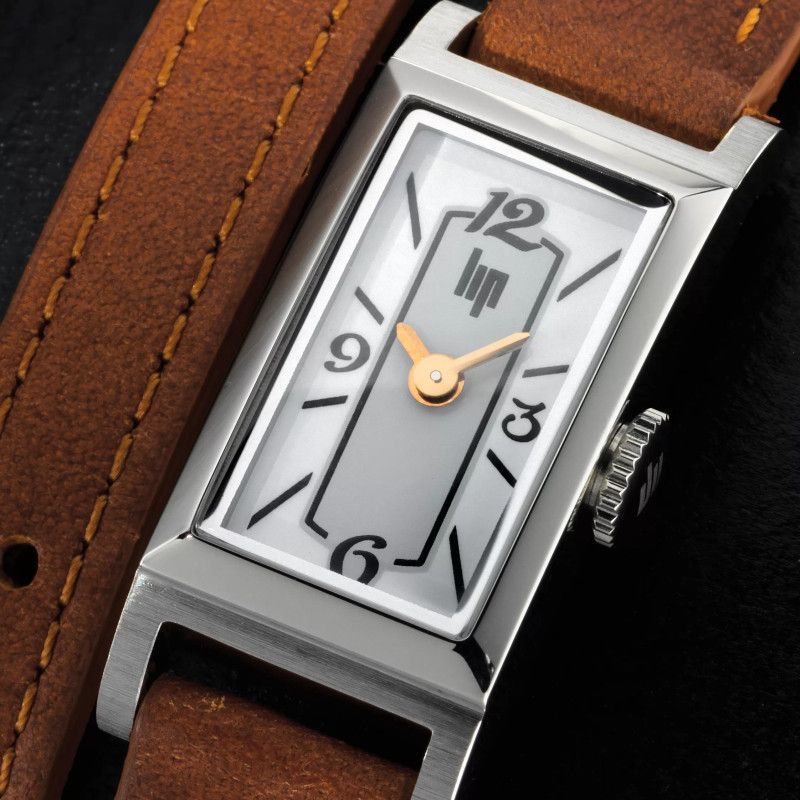 Montre rectangulaire en argent avec un cadran clair et un bracelet en cuir marron.