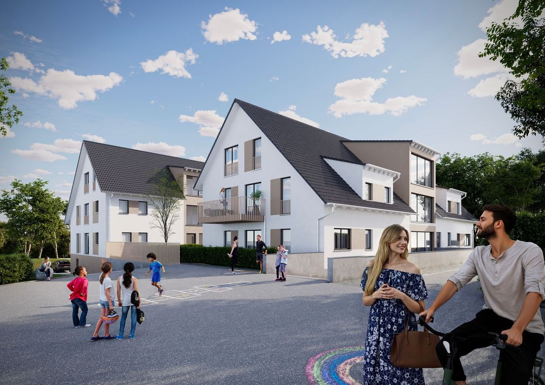 Luftaufnahme eines unbebauten Grundstücks mit getrocknetem Gras, neben einer gepflasterten Auffahrt und Wohngebäuden.
