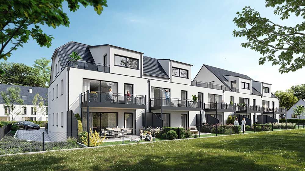 Moderne weiße Stadthäuser mit Balkonen und dunklem Dach vor blauem Himmel, Rasenfläche im Vordergrund.