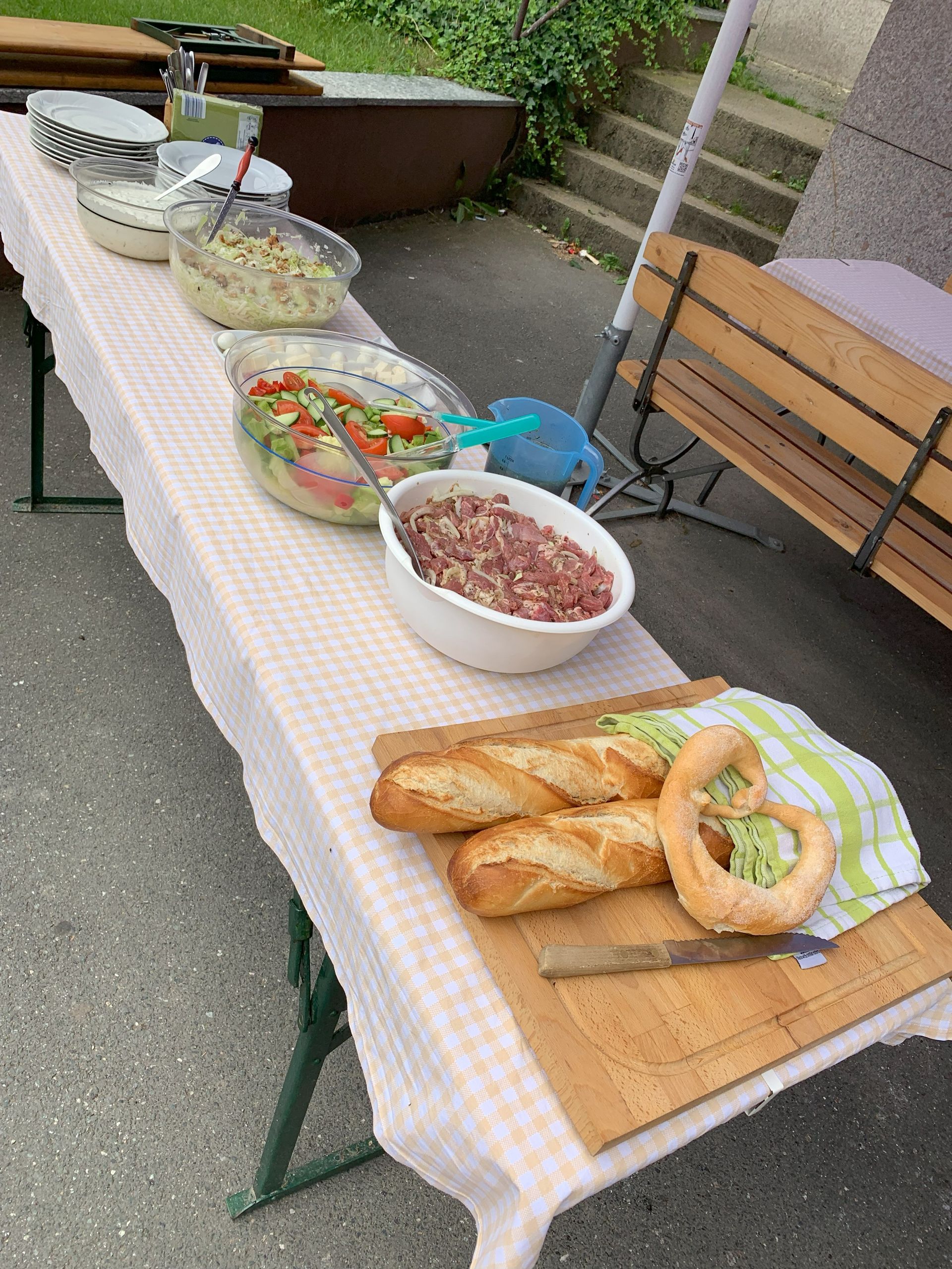 Außenbuffet mit Salaten und Brot.