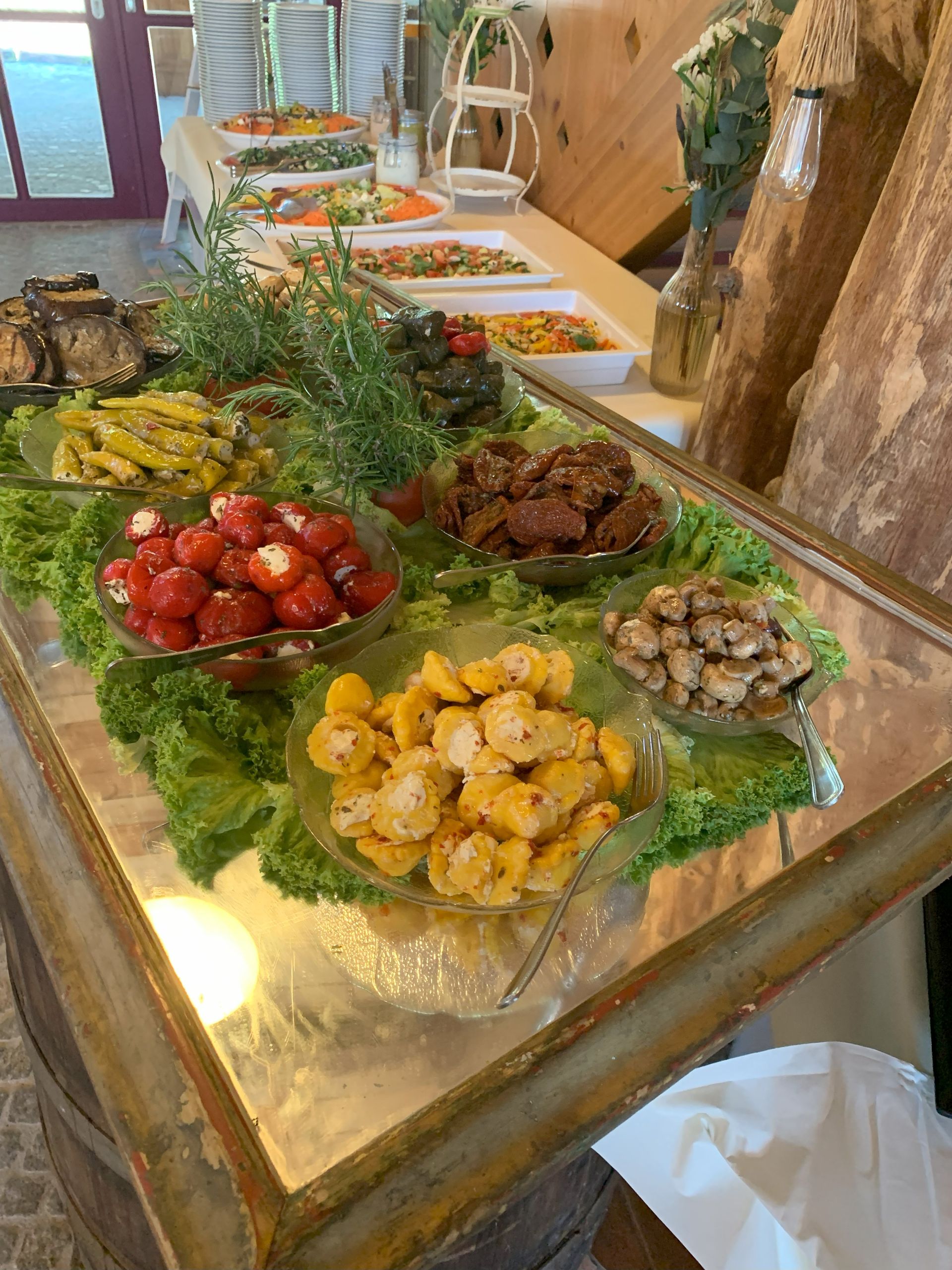 Buffettisch mit verschiedenen Salaten, Gemüse und Vorspeisen.