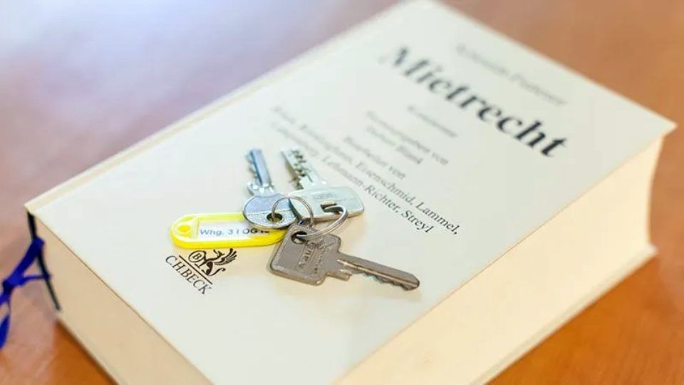Schlüssel auf Mietrechtbuch