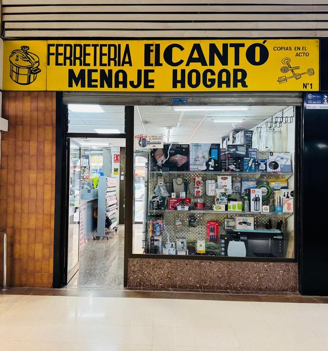 Un frente de tienda con un cartel amarillo que dice ferretería elcanto menaje hogar