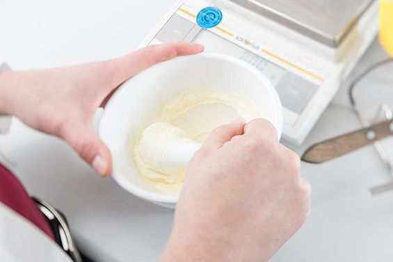 Person bereitet etwas in einer Schale vor