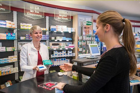 Apothekerin der Aesculap Apotheke Christa Kahle e.K. berät eine Kundin