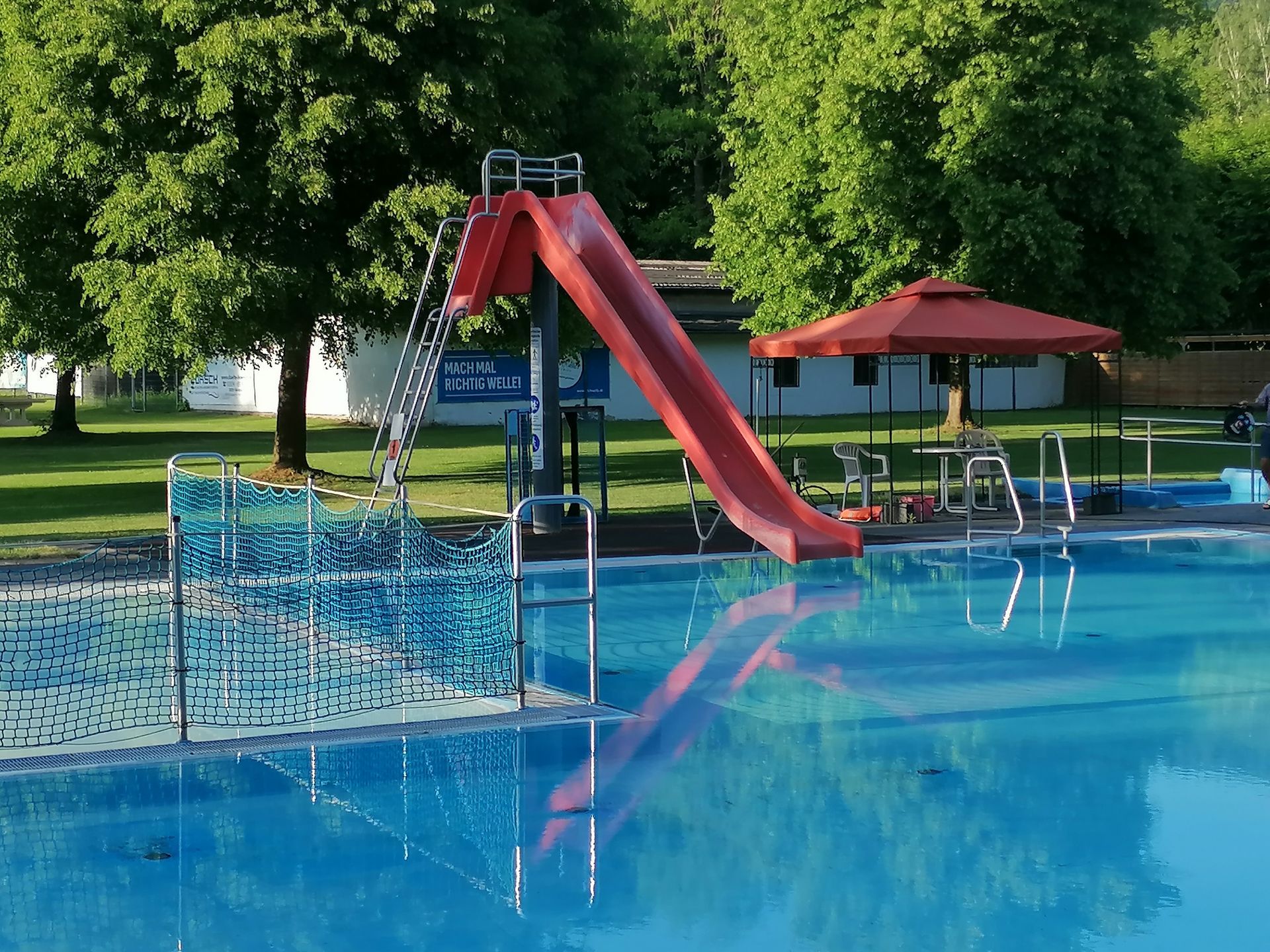 Eine Rutsche in einem leeren Freibad