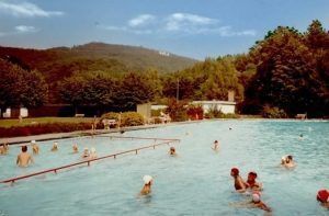 Eine ältere Aufnahme eines Freibades mit getrennten Beckenbereichen.
