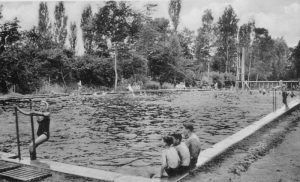 Ein schwarzweißes Bild eines Freibades.