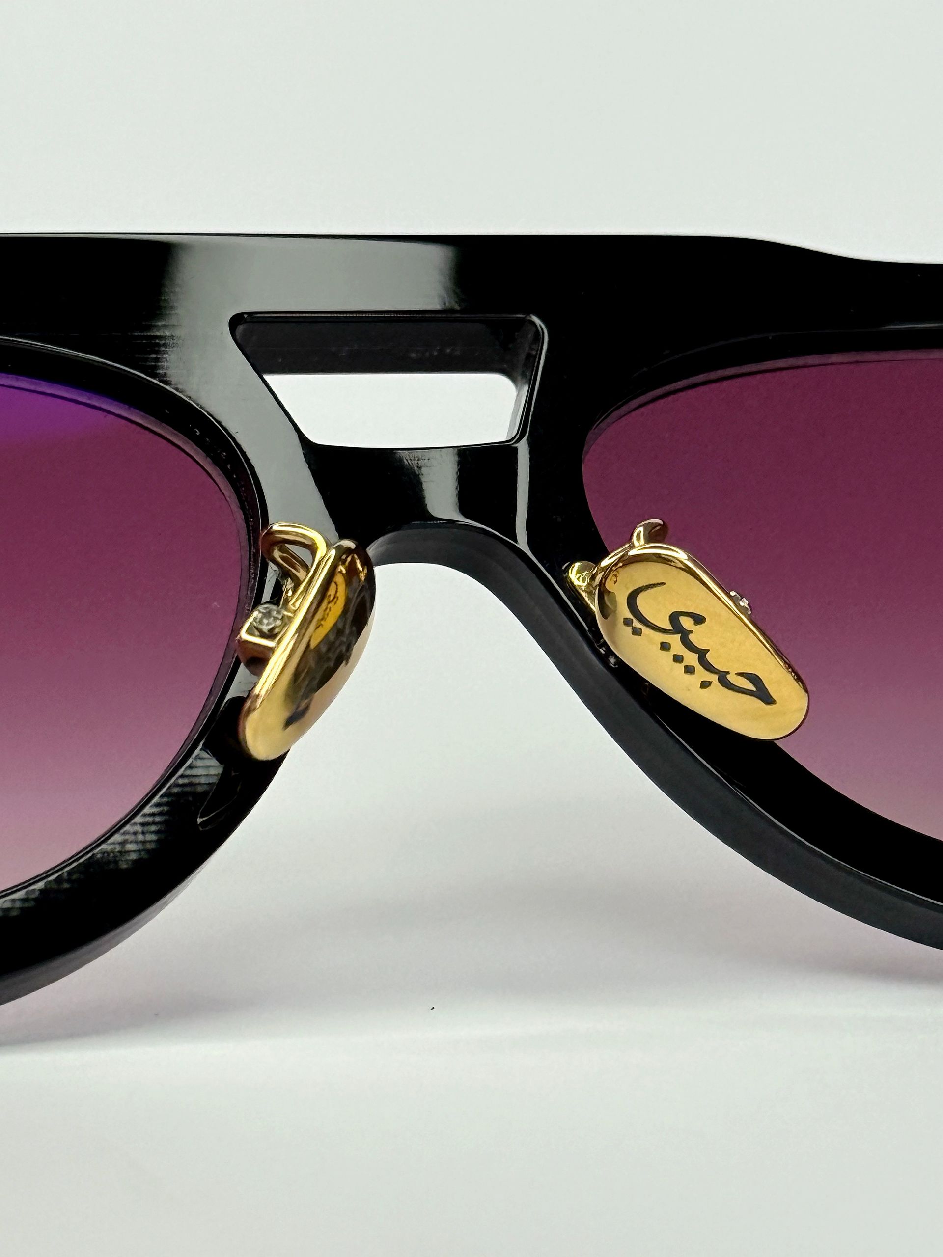 Schwarze Pilotenbrille mit Verlaufsgläsern und dekorativen Metallelementen.