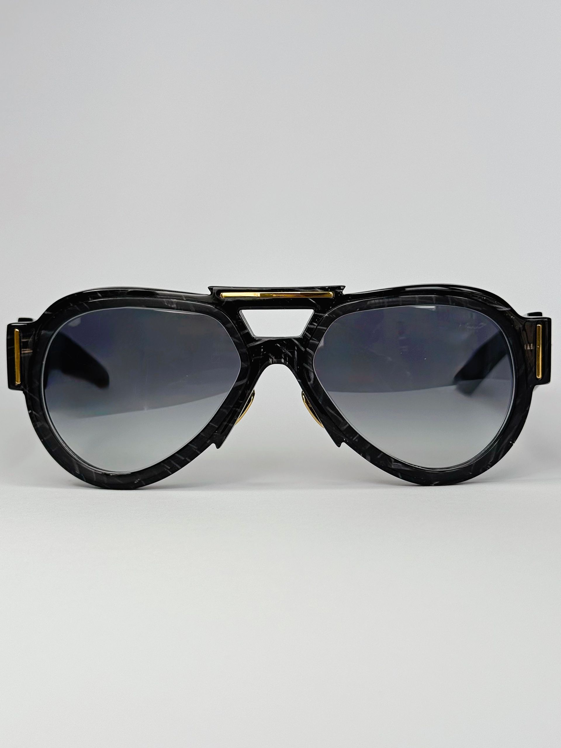 Schwarze Pilotenbrille mit Verlaufsgläsern und dekorativen Metallelementen.