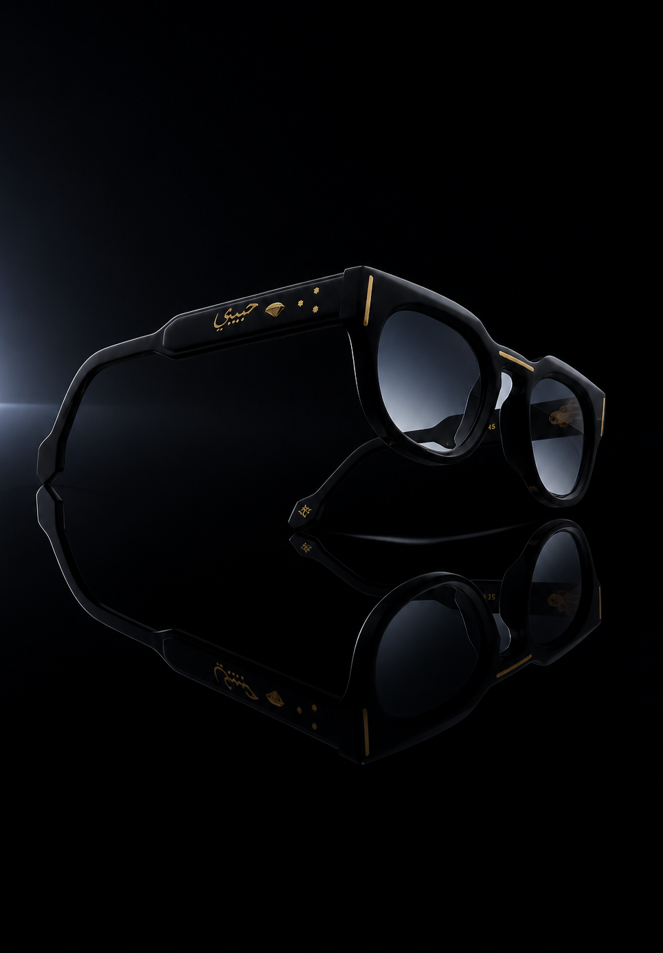 Schwarze Pilotenbrille mit Verlaufsgläsern und dekorativen Metallelementen.