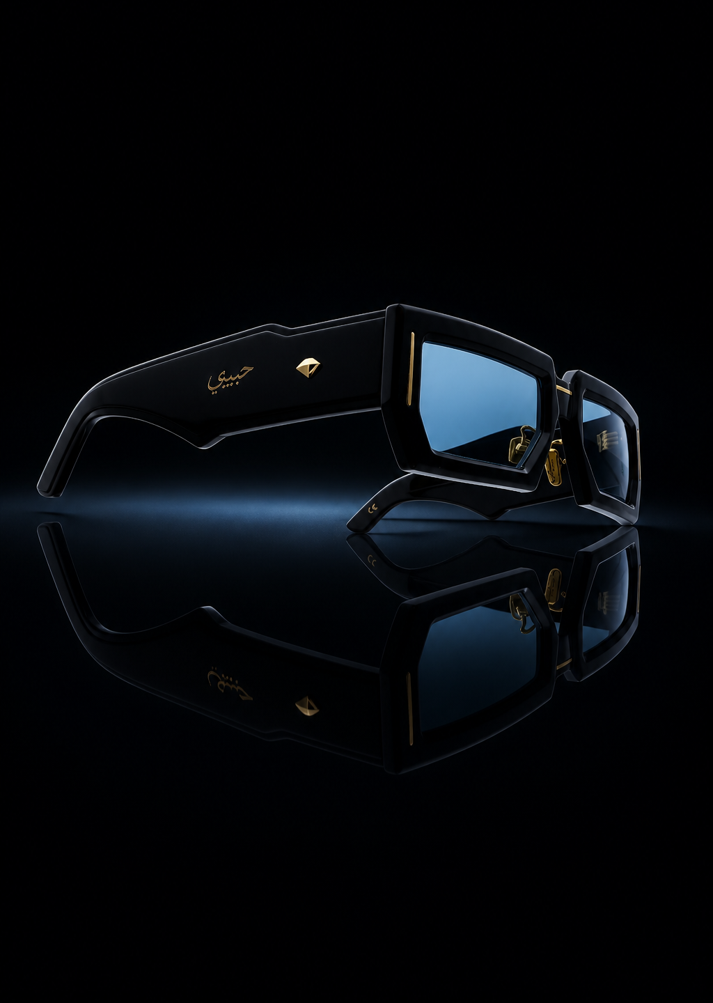 Schwarze, eckige Sonnenbrille mit blauen Gläsern vor weißem Hintergrund.