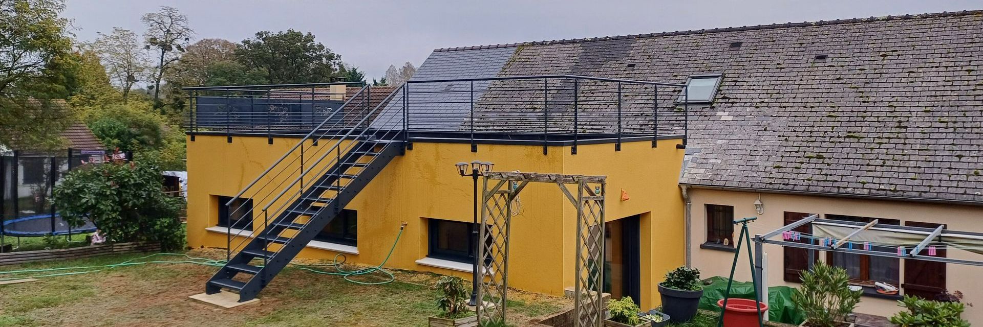 Garde-corps sur mesure sur le toit d'une extension de maison