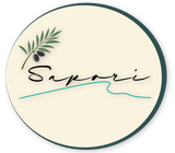 Logotipo de Sapori. Rama de olivo, texto cursivo y línea verde azulado sobre un círculo beige con borde verde oscuro.