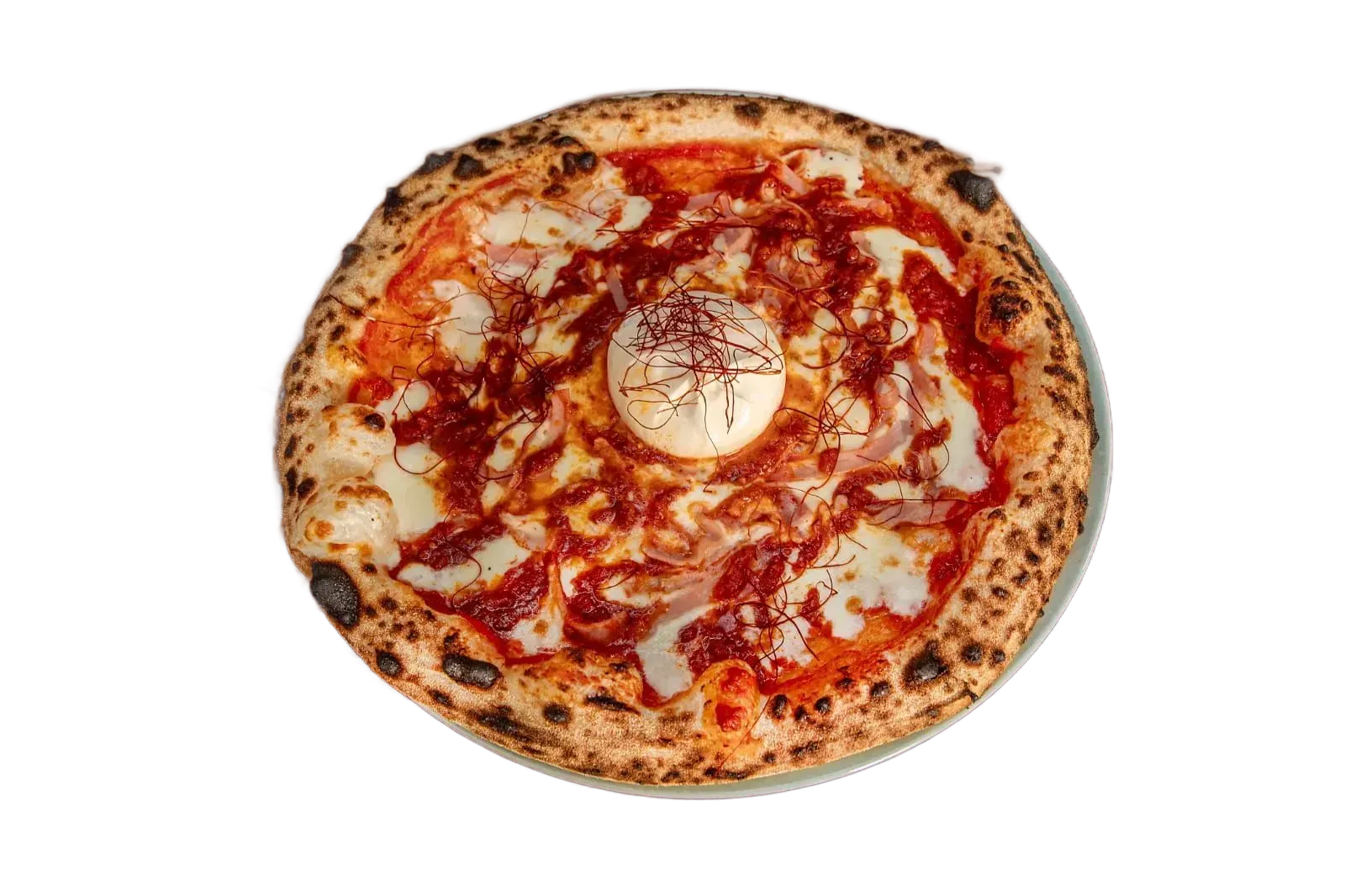 Pizza con salsa de tomate, mozzarella y un huevo en el centro, sobre fondo blanco.