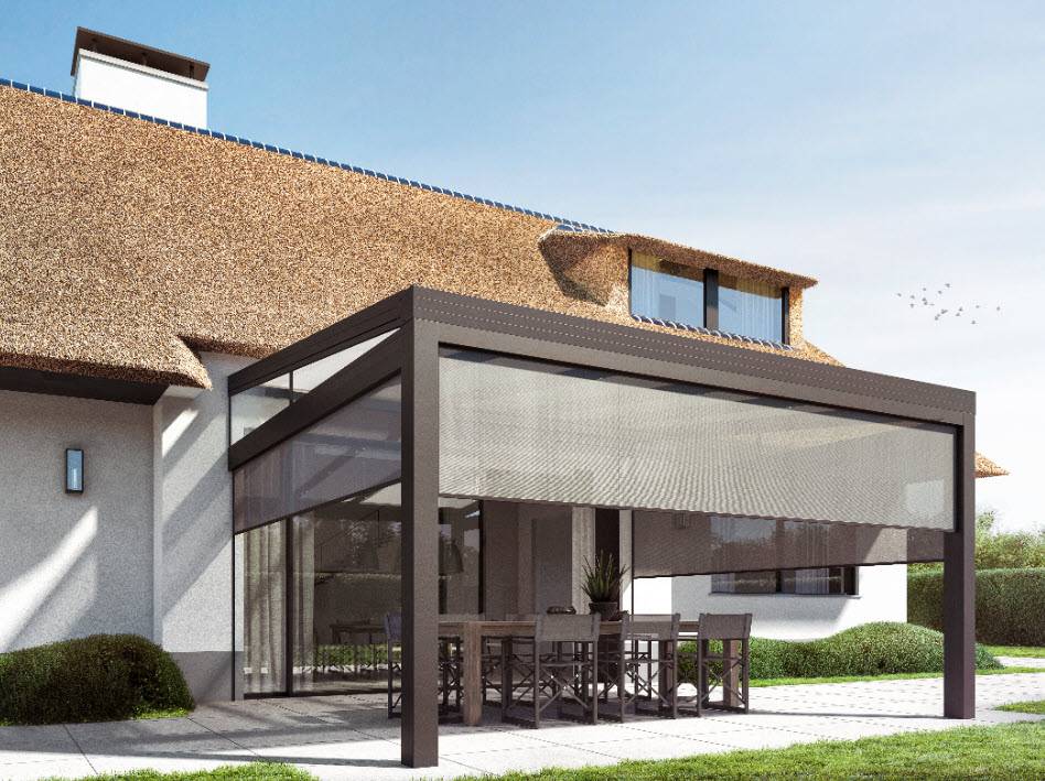 Pergola sombre avec panneaux latéraux semi-opaques à moitié fermés