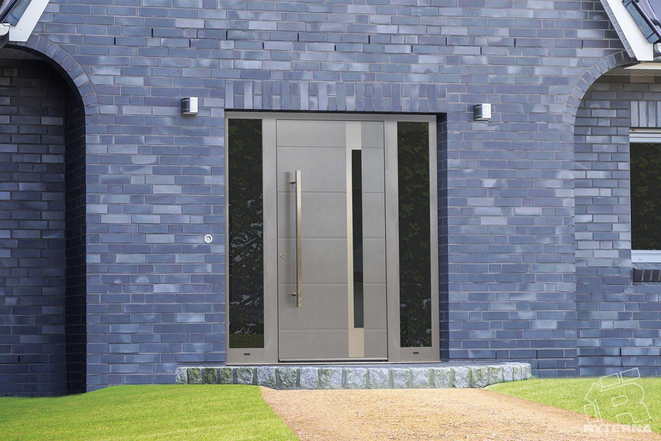 Porte d'entrée grise avec une vitre en forme de rectangle et poignée en métal chromé.