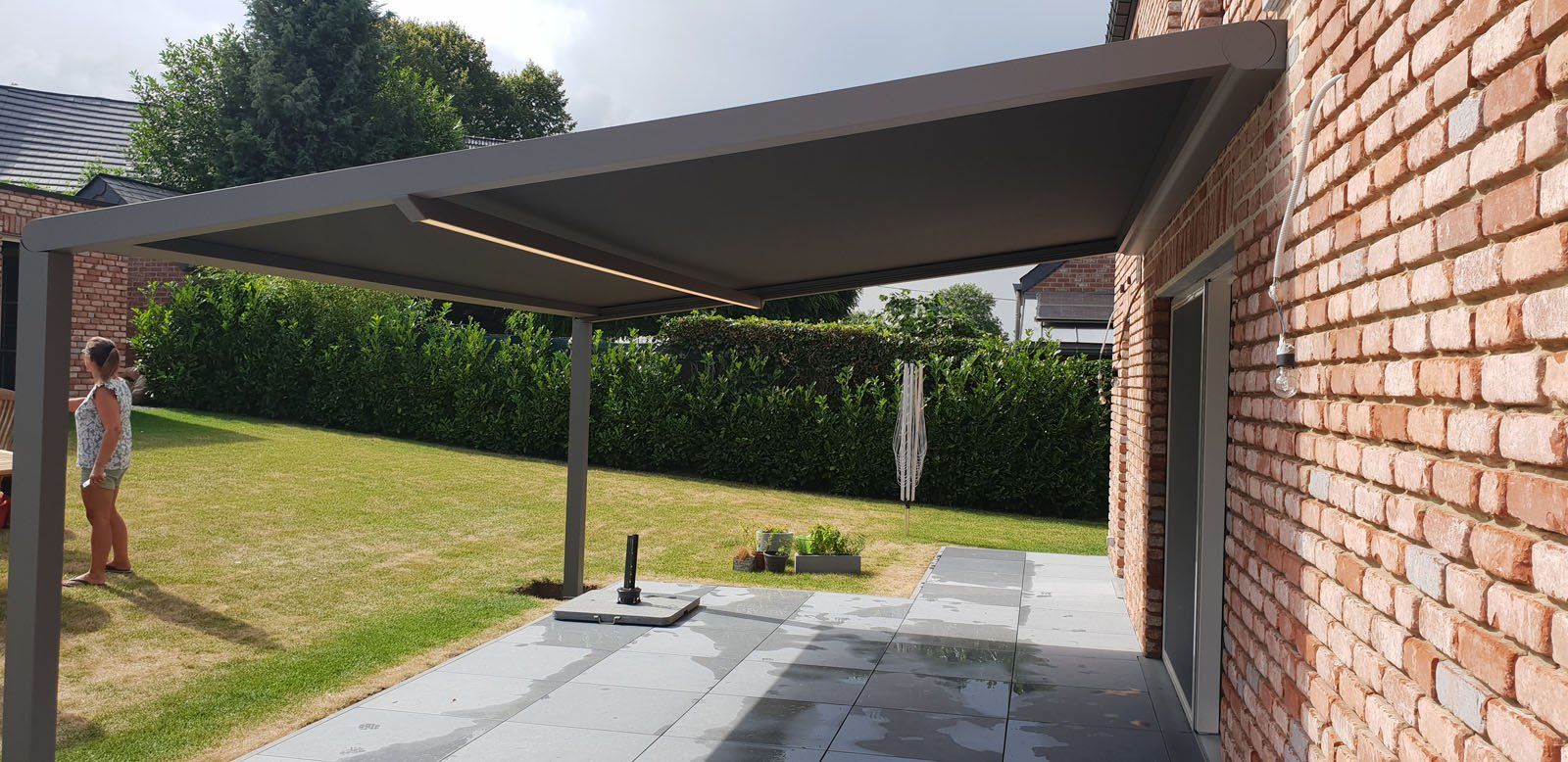 Stores ban gris sur mur d'une maison en brique, vue de côté