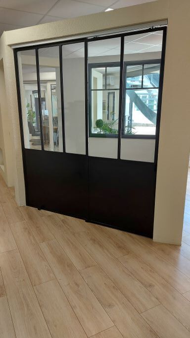 Séparation d'intérieur noire avec partie haute en verre