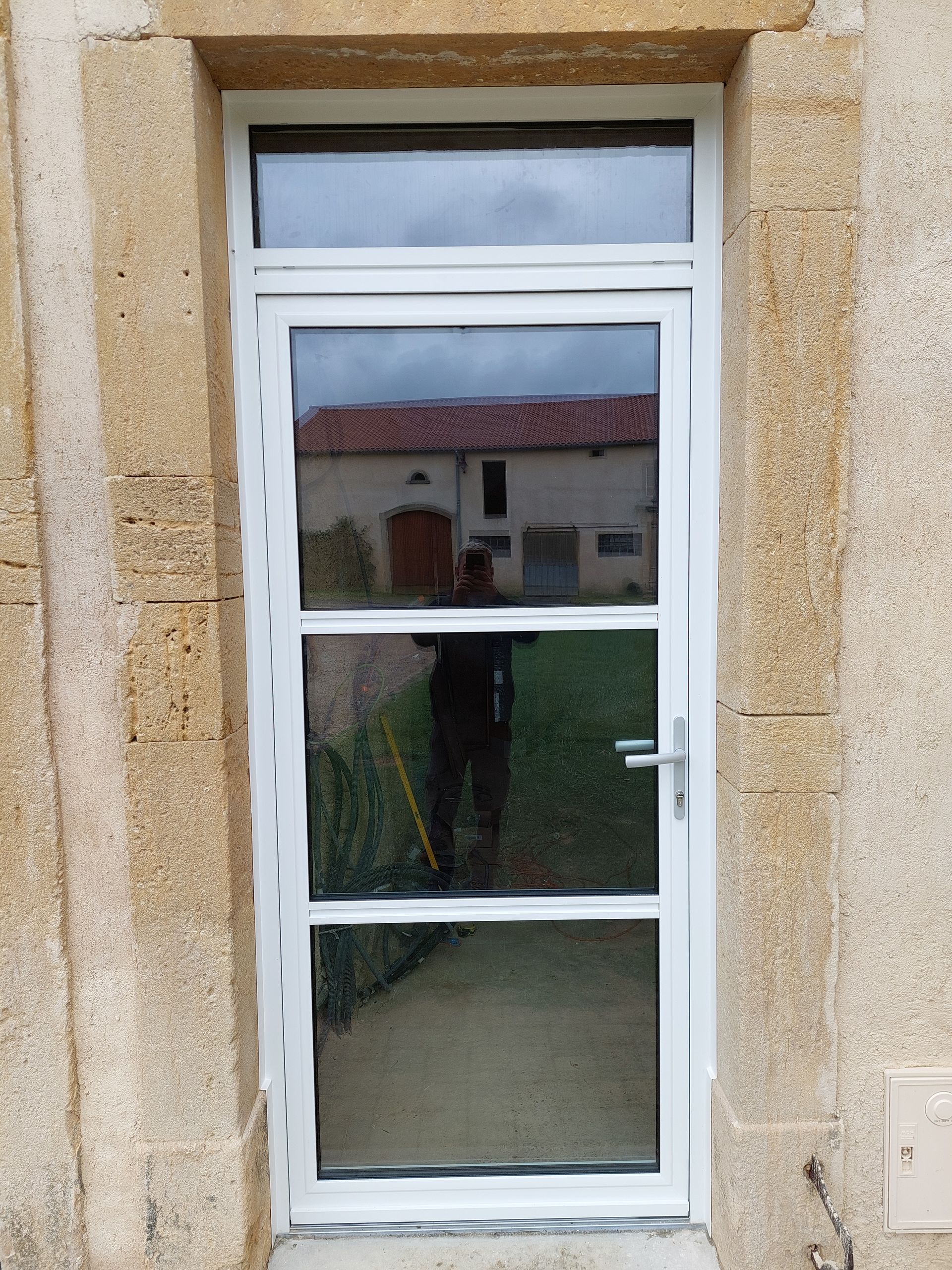 Porte blanche avec 3 grands carreaux de vitre 